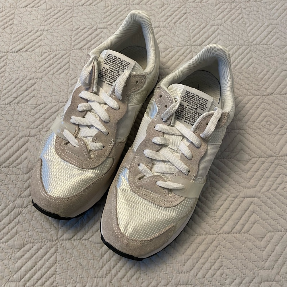 Nike Tennis Shoes - Picture 2 of 10
